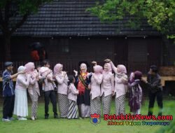 Ketua Gerakan Rakyat Indonesia Bersatu Jaya (GRIB JAYA) Kabupaten Pringsewu, Edy Erwanto, turut menghadiri acara wisuda putri tercintanya, Cela Feriyani, yang digelar di Gedung Serba Guna (GSG) Universitas Lampung, Bandar Lampung.