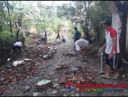 Warga Pekon Panutan bersama-sama Perbaiki Jalan Dusun 3