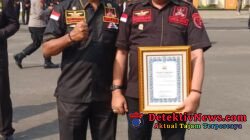 Polda Lampung Berikan Piagam Penghargaan kepada Sekda DPD Grib Jaya Provinsi Lampung Herman atas Dedikasi sebagai Sabuk Kamtibmas