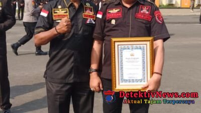 Polda Lampung Berikan Piagam Penghargaan kepada Sekda DPD Grib Jaya Provinsi Lampung Herman atas Dedikasi sebagai Sabuk Kamtibmas