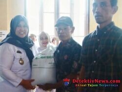 Pemkab Pringsewu Salurkan Bantuan Pangan Kepada 692 Warga Ambarawa Barat